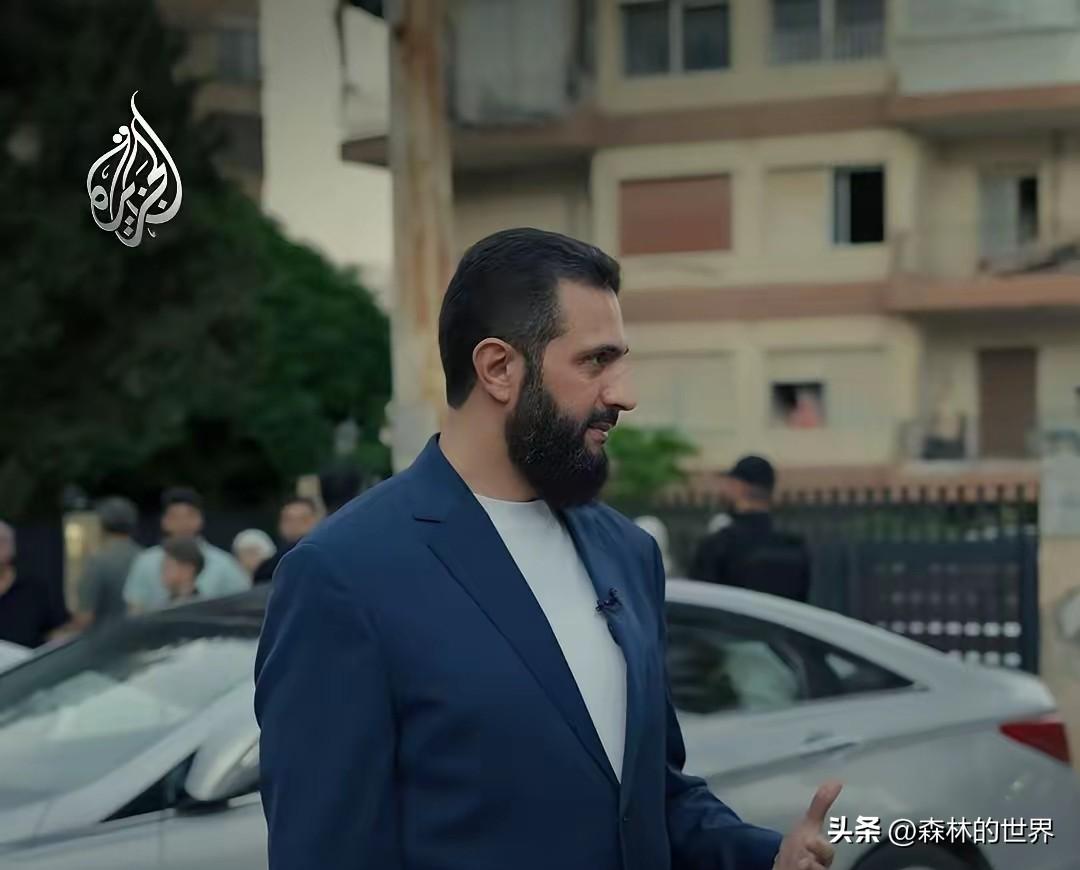 如今叙利亚过渡政府领导人朱拉尼，曾在公开采访中亲口讲述了自己一段极具反差的过往。