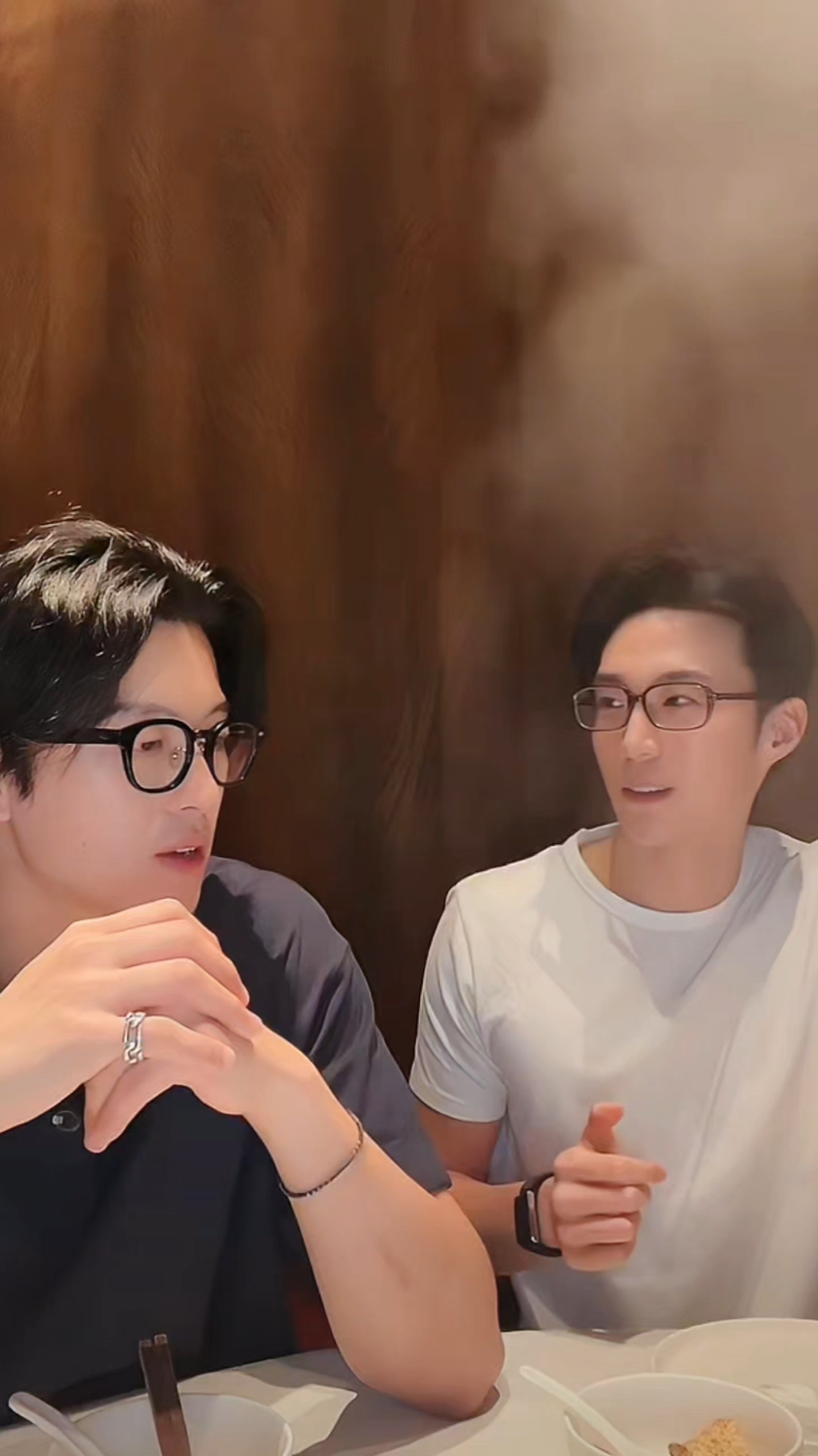 我草全世界最萌的十秒出现了，横着飞也不知道什么摇摇车还是要这样跟着小伯前后摇..