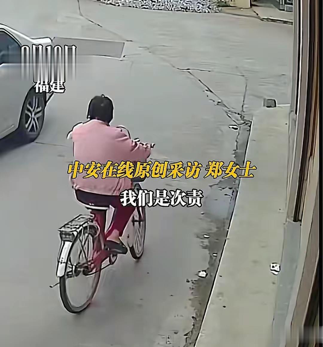 又是老太太摔到扶不扶的类似问题。
每年都会有这么一两件事情，这在福建就发生这这么