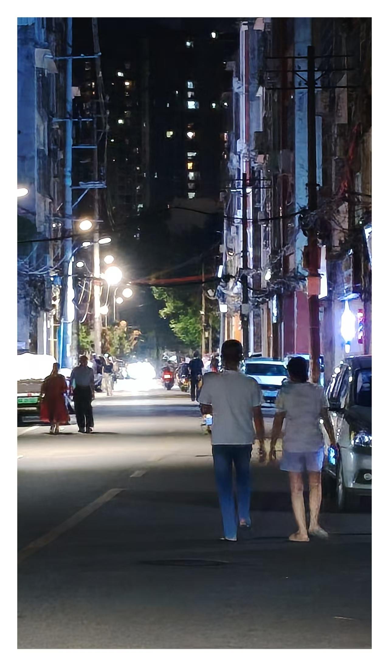 夜里老街也有散步的人，人少很安静！偶尔转转也不错。