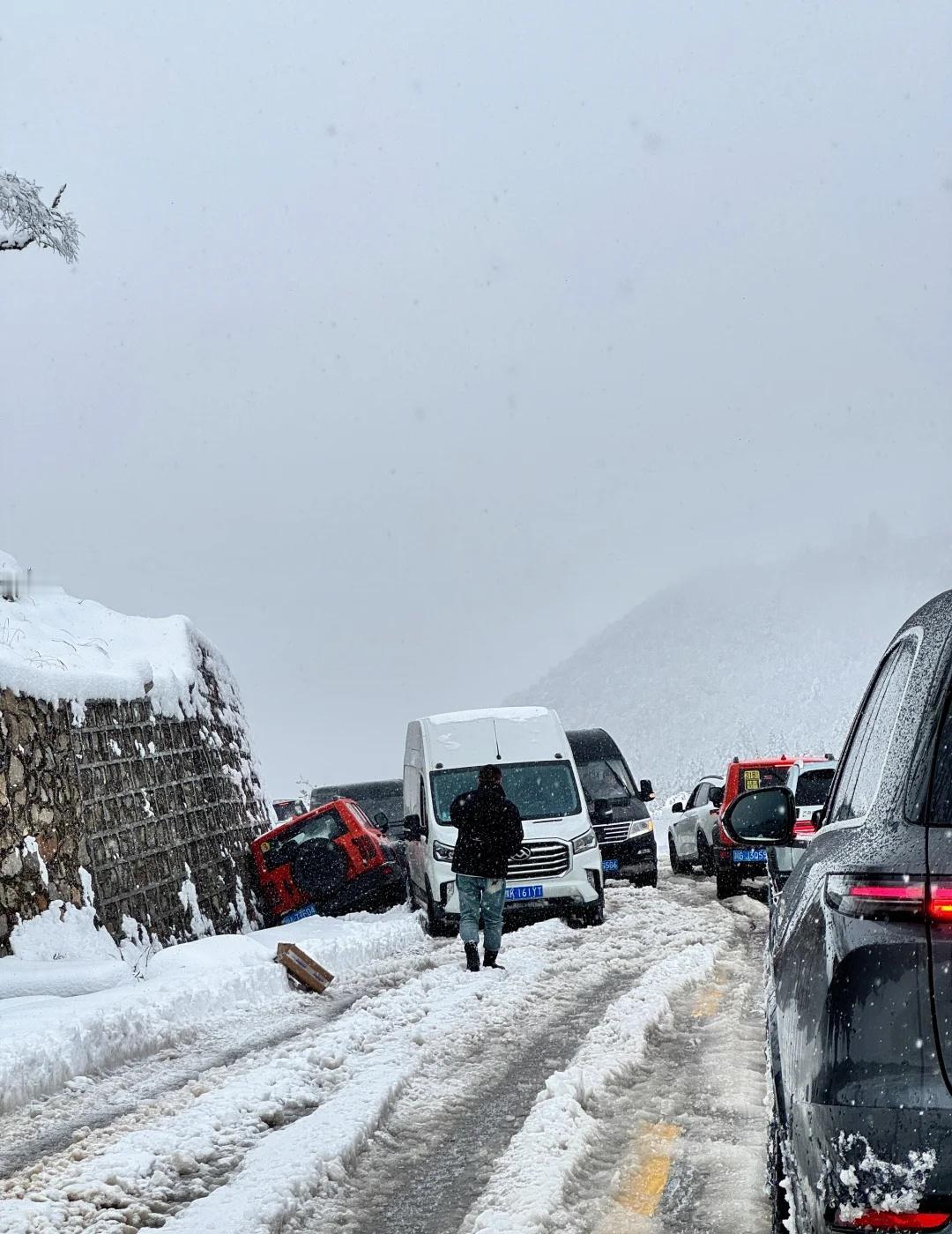 两个广东女孩勇闯川西之逃离暴风雪
第一天的毕棚沟晴天
第二天双桥沟山上下大雪
然