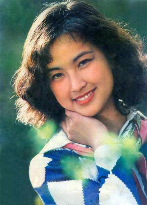 在别人演戏当妈妈和奶奶的时候，她还在玩短剧的大女主，还在跟小鲜肉谈恋爱，这也是自