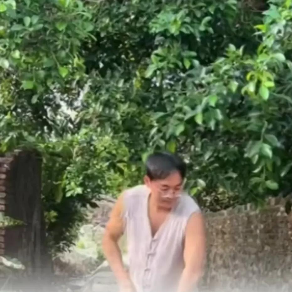 近日，广西一位 95 后小伙在村里清淤的视频引发 300 万网友围观，成为网络热