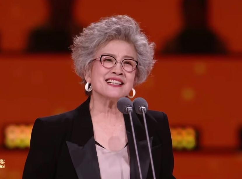 75岁的宋春丽老师令人如沐春风，比硬拗造型的美国老太更舒展大气。

这次造型师满