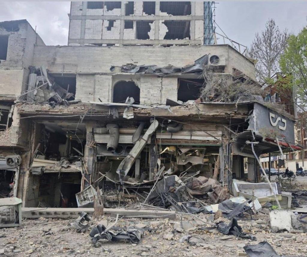 以色列轰炸了德黑兰的拉米兹咖啡馆。这家咖啡馆是伊朗反对派人物和叛国者经常聚集的地