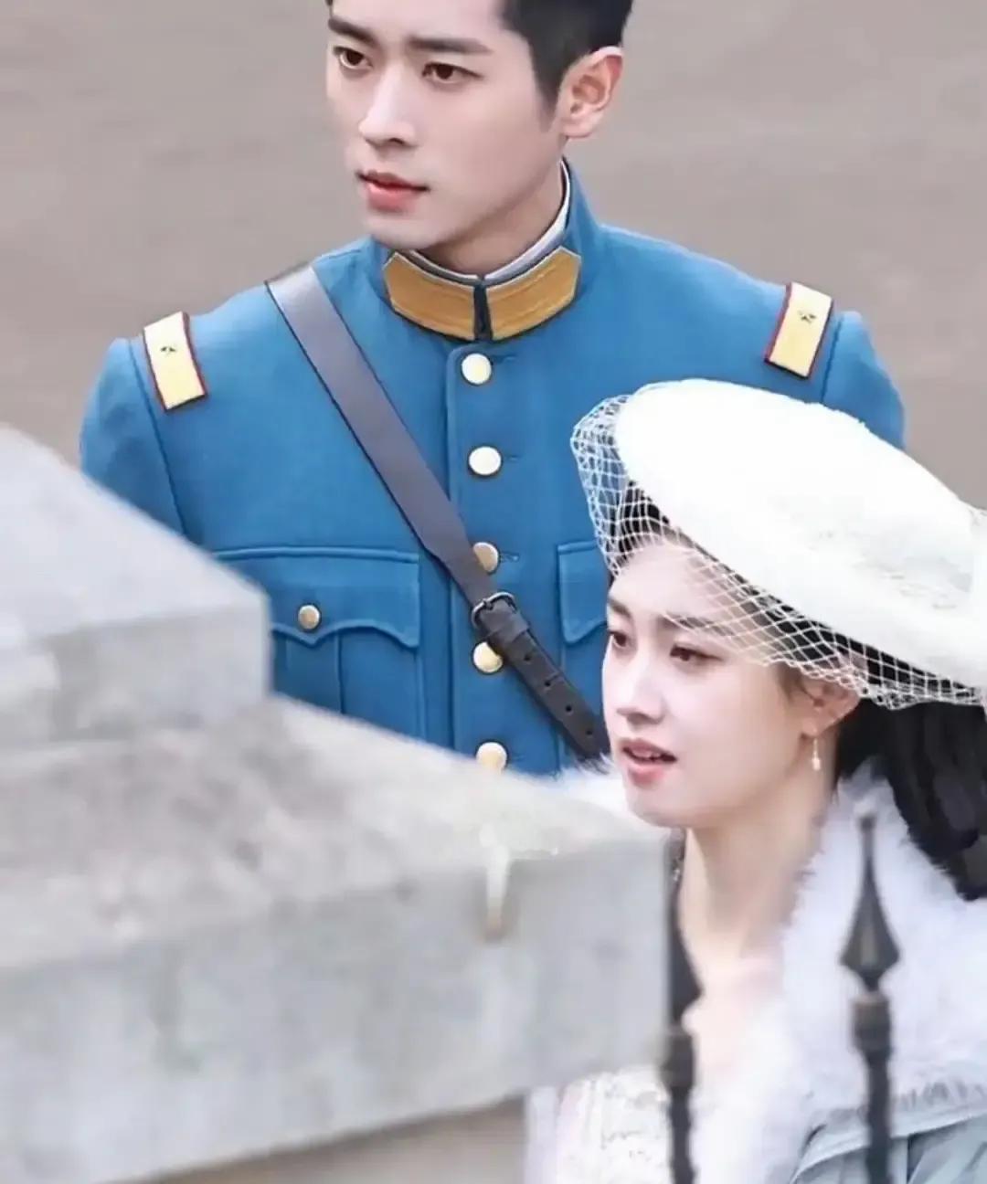 郭宇欣和丞磊拍都市长剧被路透，雨里对视那一条视频直接冲上热搜，网友齐喊配一脸。