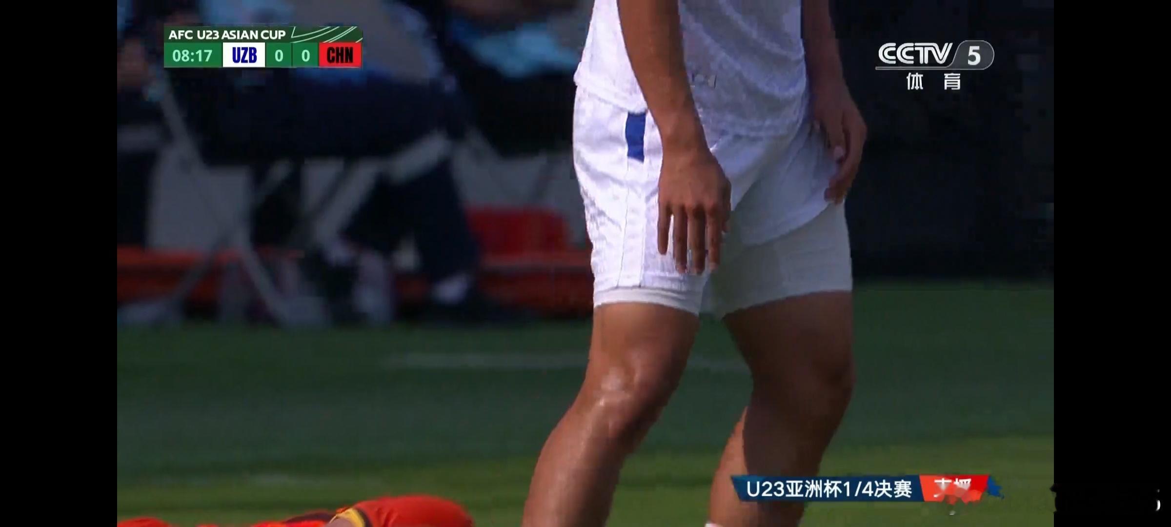 U23国足vs乌兹别克斯坦U23一个歪楼，大家看cctv5的直播，两个队字幕，中