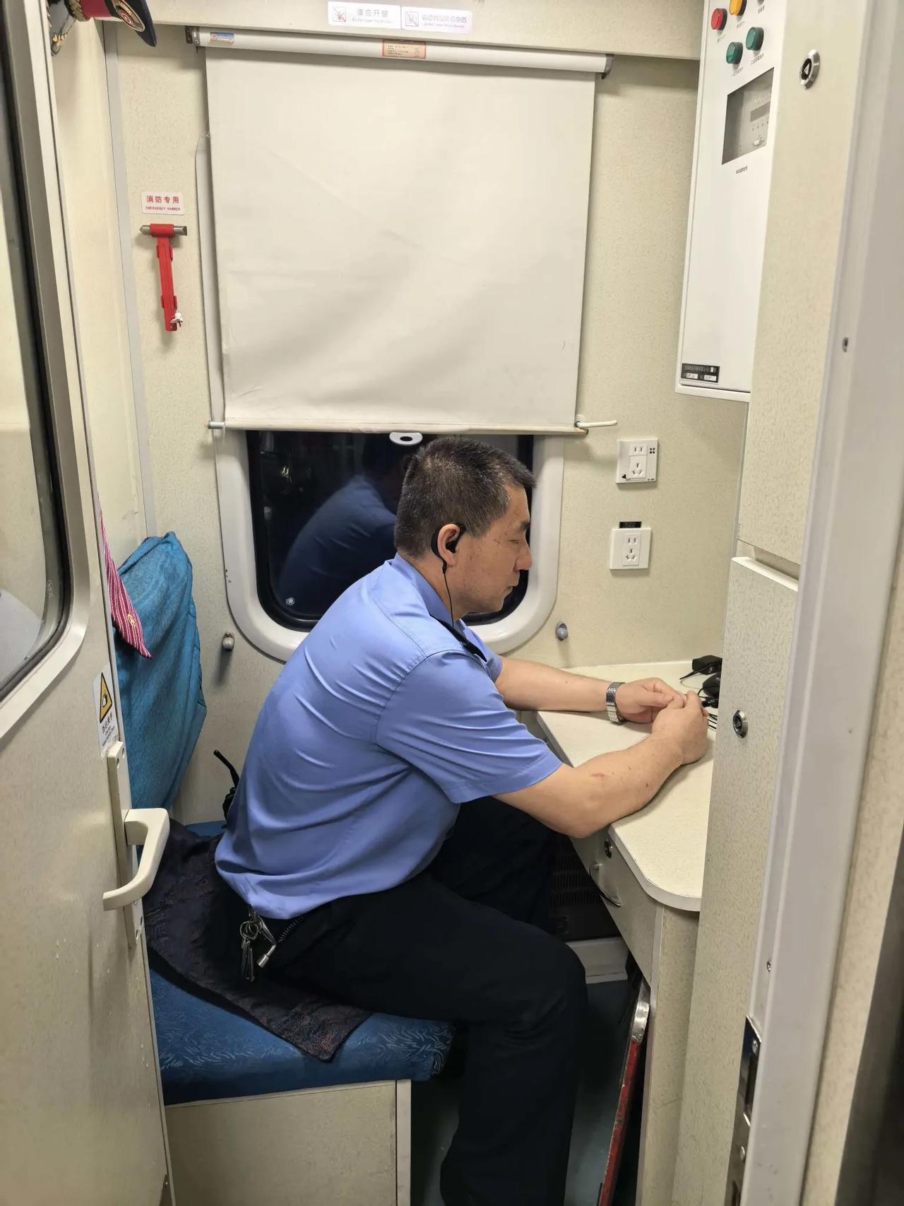 车厢暖意涌动！K385次列车上演暖心送药接力
 
6月17日15:01，洛阳开往