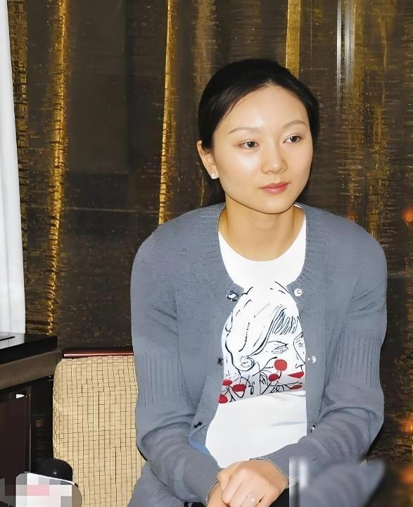 她被张艺谋开除，为了报复张艺谋，她举报了他超生。后来，张艺谋果断交了七百多万的巨