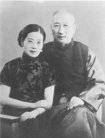 1935年，在闺蜜的撮合下，37岁的大学女教授，同意嫁给她66岁的闺蜜的父亲。