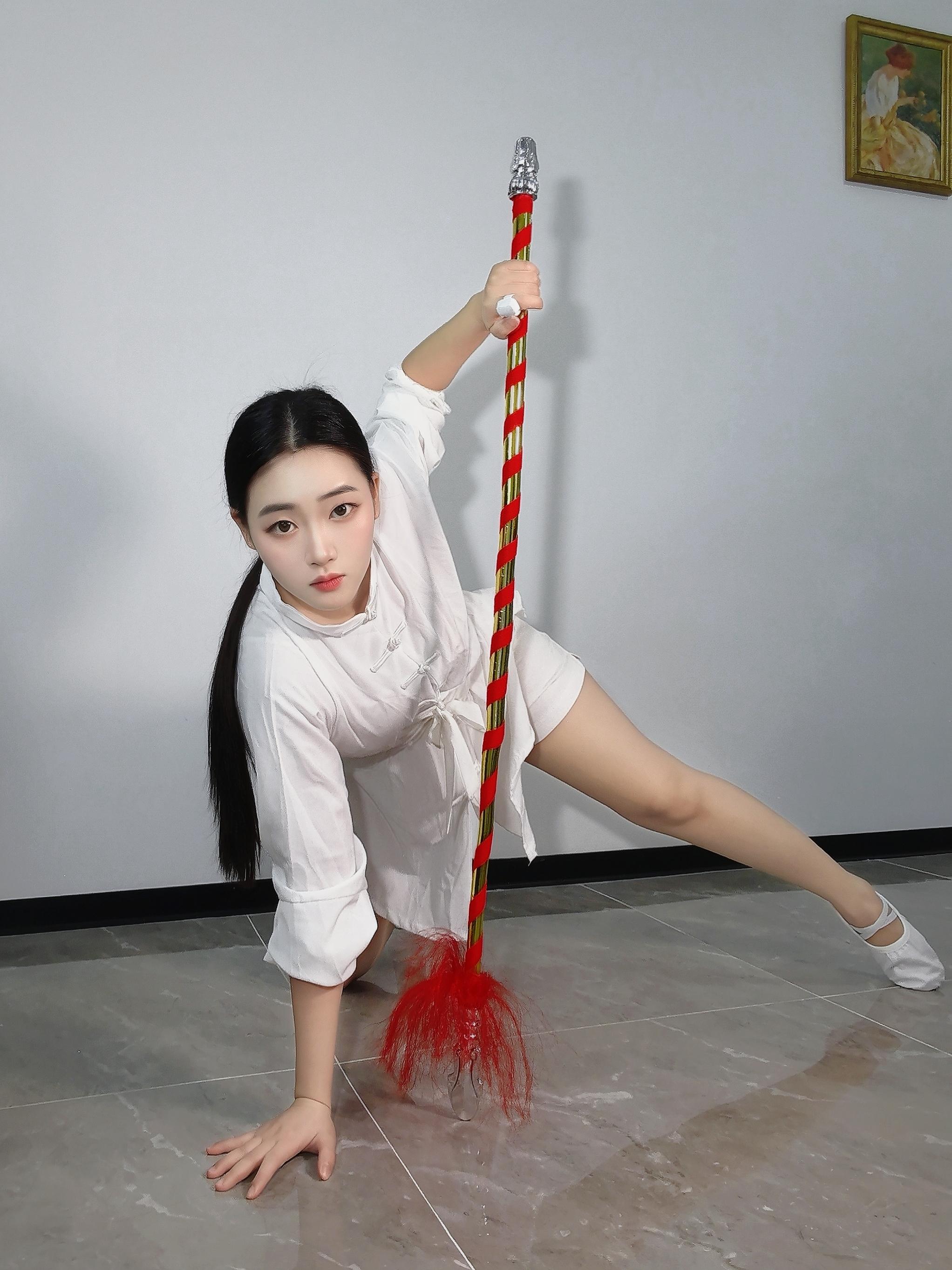 风中英雄叹彷徨 一杆缨枪竖身旁。