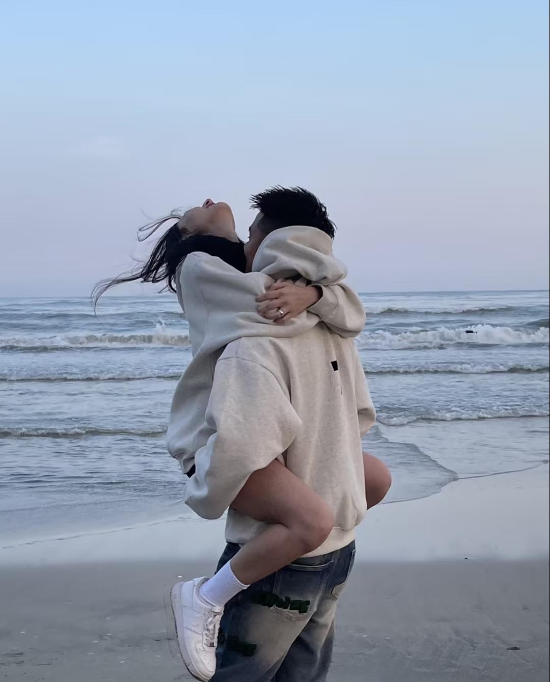 新婚之夜，本该甜甜蜜蜜的时刻，我却手忙脚乱地给老婆擦眼泪？
当时我吓得立马停了动