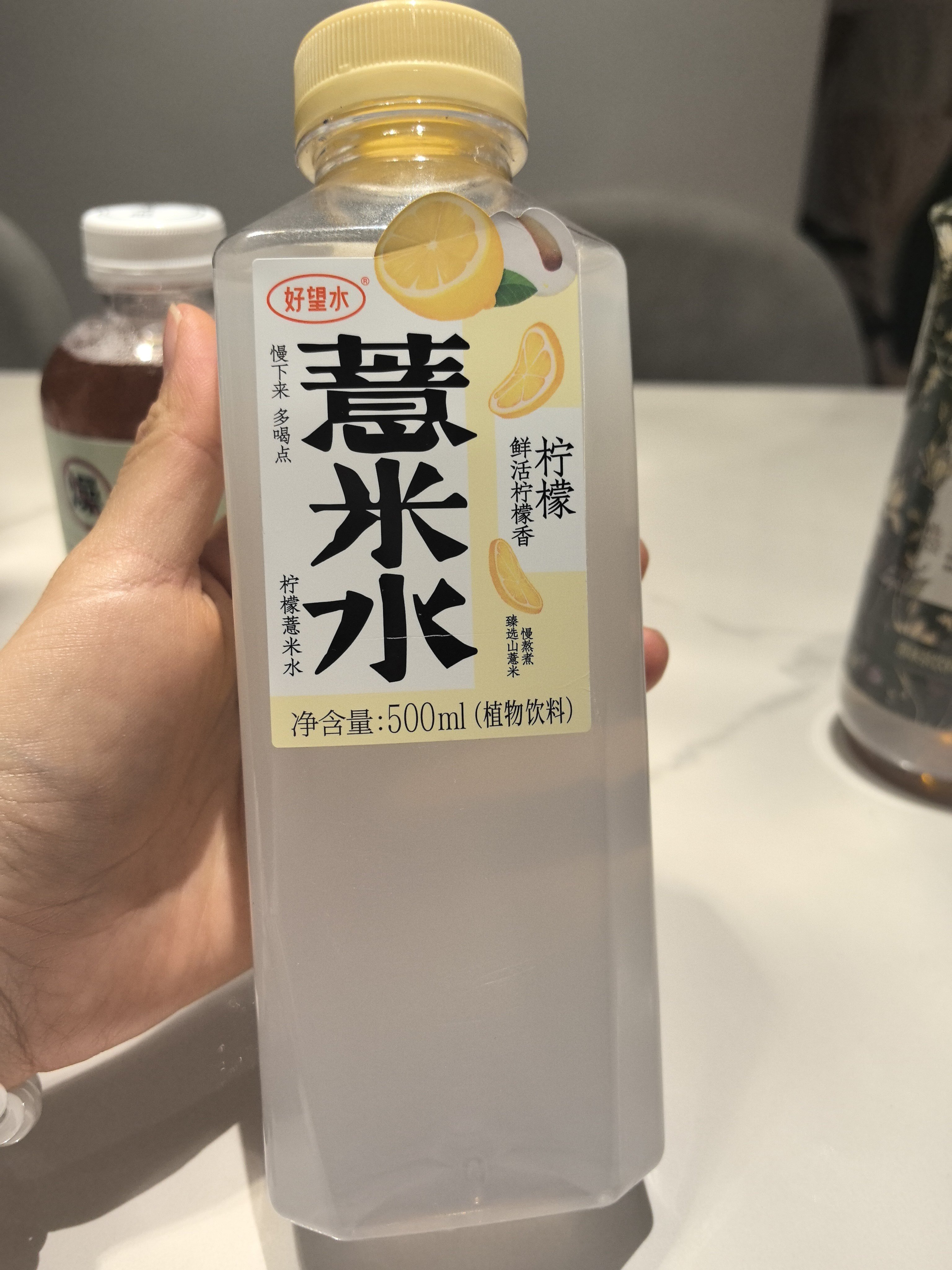 养生饮料品鉴大师又上线了我婆婆说我有病扛一大麻袋饮料回来。我心想要不是我左边胯骨