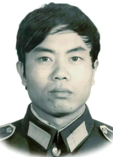 1987年，缉毒警陈建军扮演一回族老板的身份打入毒贩内部，谁料吃饭时，一毒贩突然