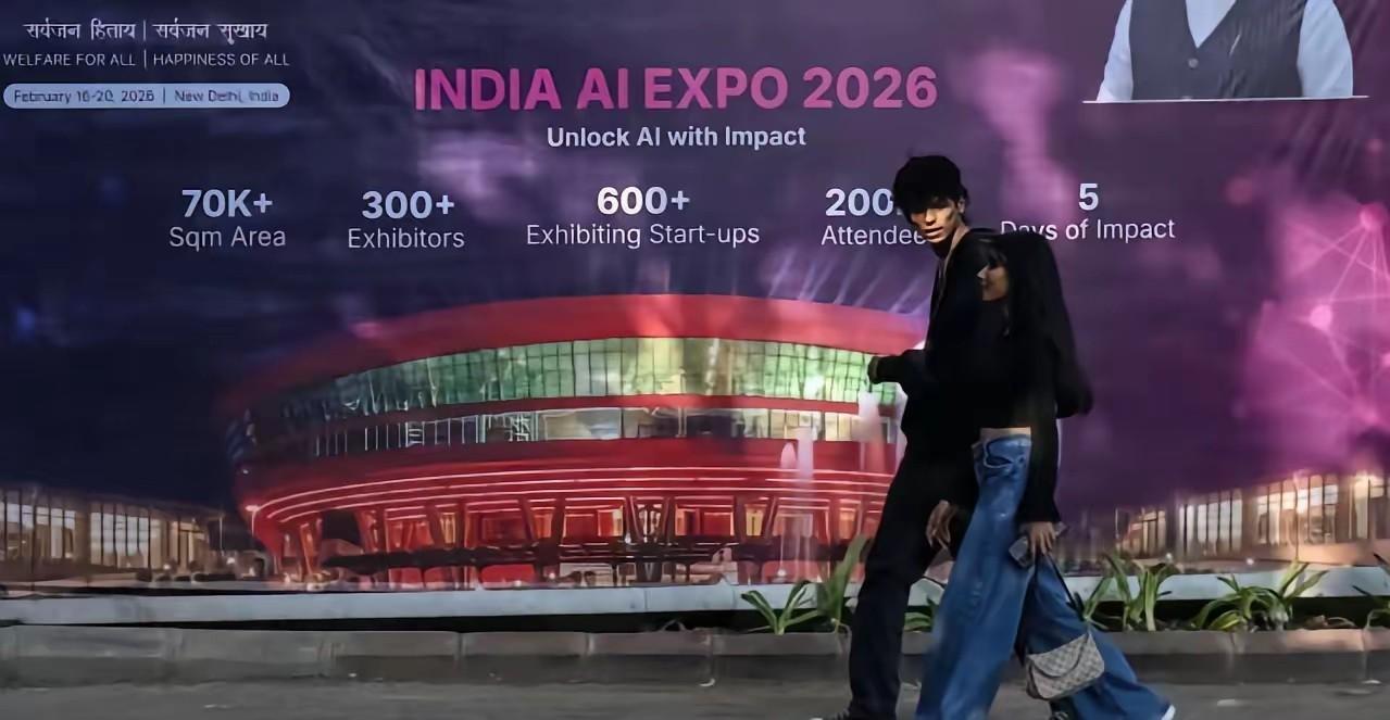 太打脸了！据外媒消息，在印度首都新德里举行的人工智能峰会，高峰时段安检排队时间最