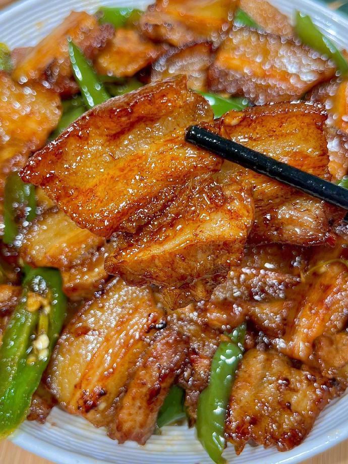 这个辣椒炒肉，好吃是好吃就是太费米饭了。 