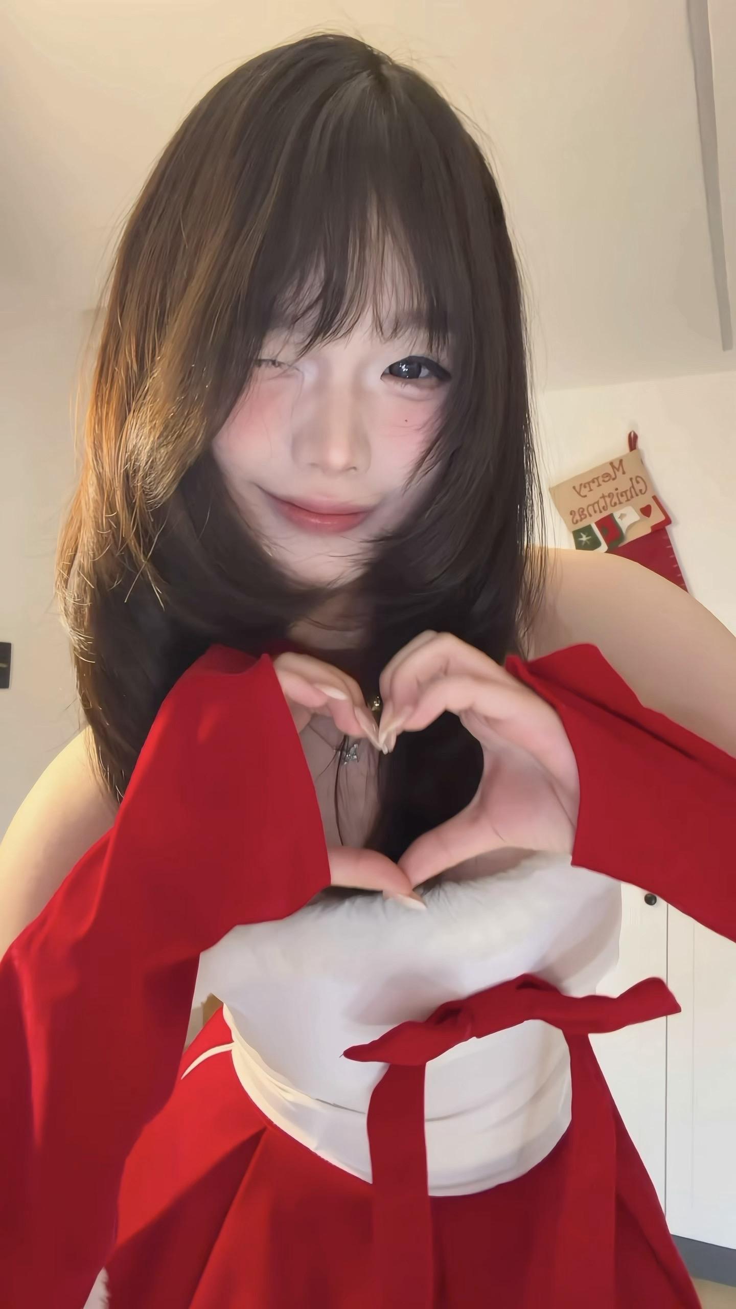 你的穿搭 过肩的长发 可爱的脸 阴阳怪气的嘴爱说反话 爱沉默的样子 那...