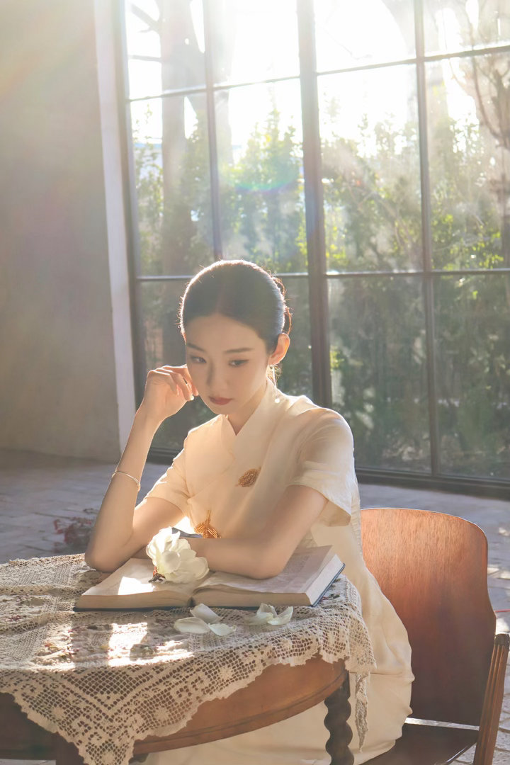 张艺凡好国泰民安的一张脸张艺凡清冷系美人 张艺凡的颜值真的太戳人了，清冷的气质不