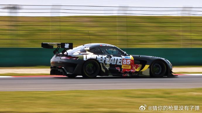 王一博沉着应对疾驰入弯85号赛车手的魅力时刻！王一博疾驰入弯沉着应对，风啸声里依
