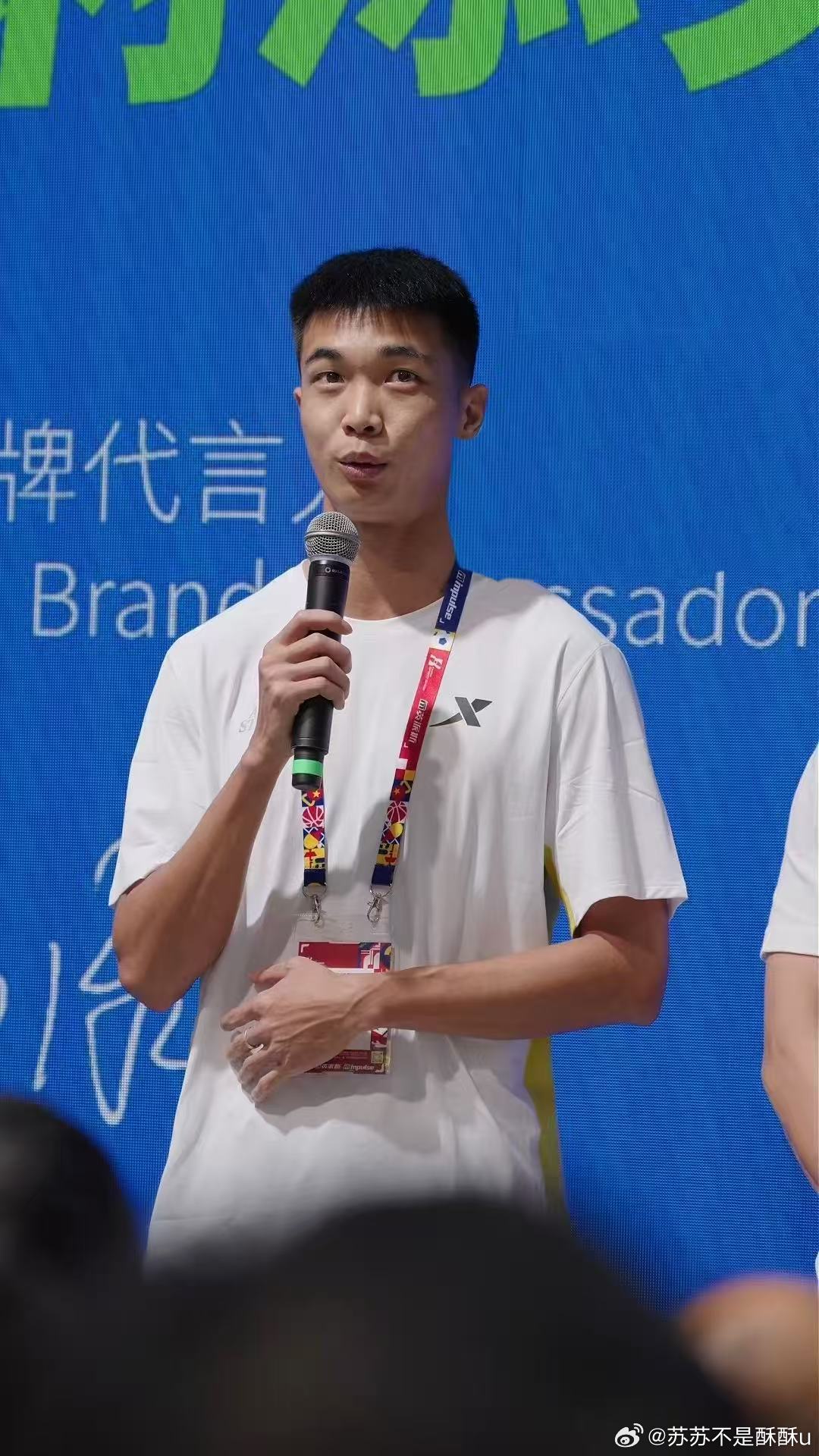 厦门之光龚德滨赛场英姿尽显锋芒，龚德滨全力奔赴厦门钻石联赛，驰骋栏场奋力冲 刺 