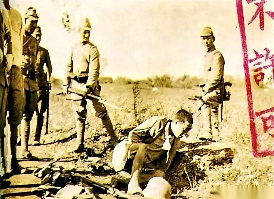 地上蜷缩着一团破布，血肉模糊，那是个人！日军士兵的刺刀，却冰冷地抵在他面前。
他