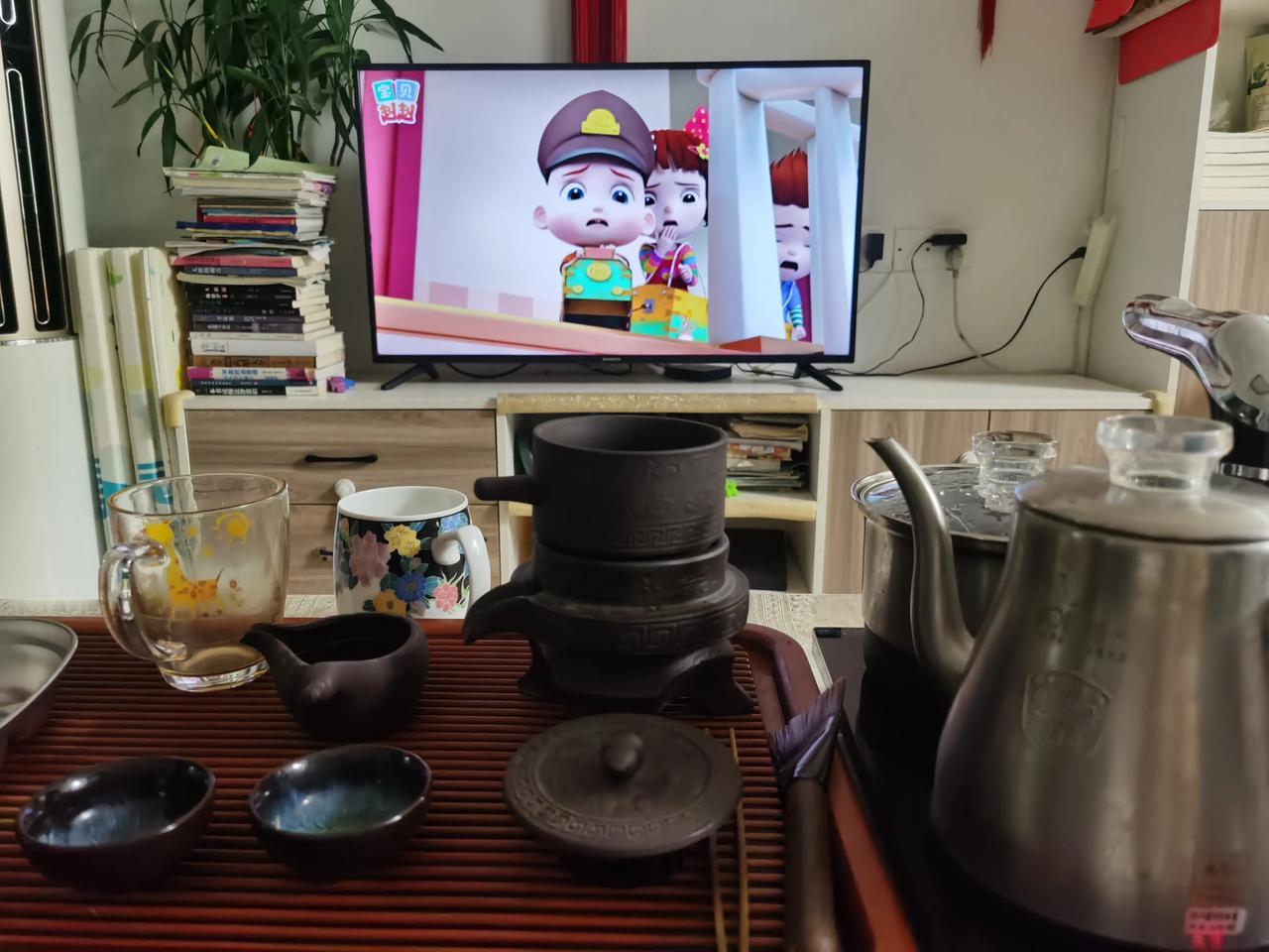 #追剧日常# 家里的电视机要不不开，要不都是看的动漫片，都是小妞看啥，我们也跟着