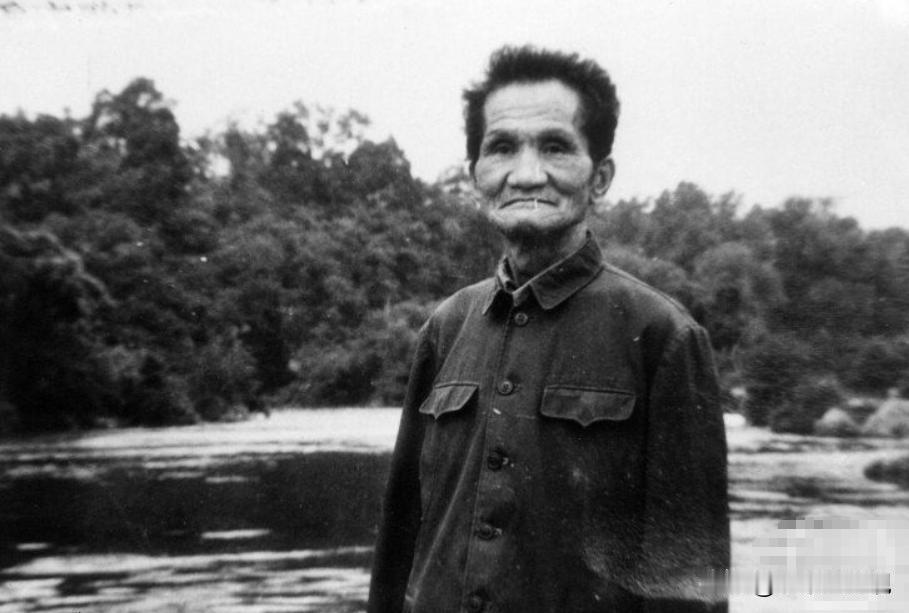 1947年，山东的一户农家女主人拿了一些食物给站在门前的乞丐，乞丐并未接过食物，