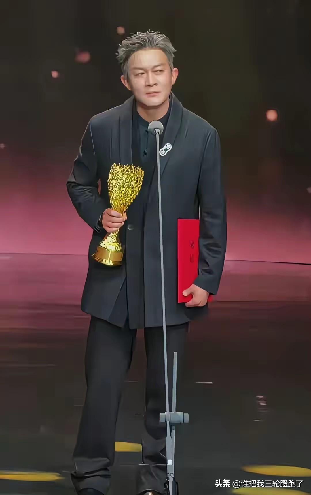不光杨志刚自己懵了，
网友也看懵了！
不是因为奖没有含金量，而是他居然拿了最佳男