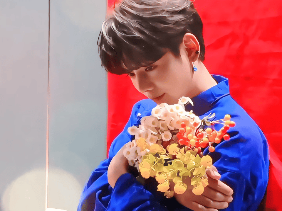 丁真真藏时光 这是不是可以概括为人比花媚，花好月圆