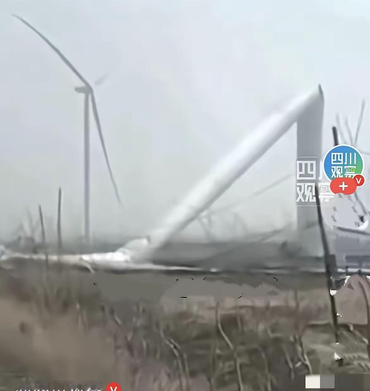 近日，辽宁铁岭夜里刮起7-8级大风，本该靠风发电的风力发电机，居然直接被风吹断塔