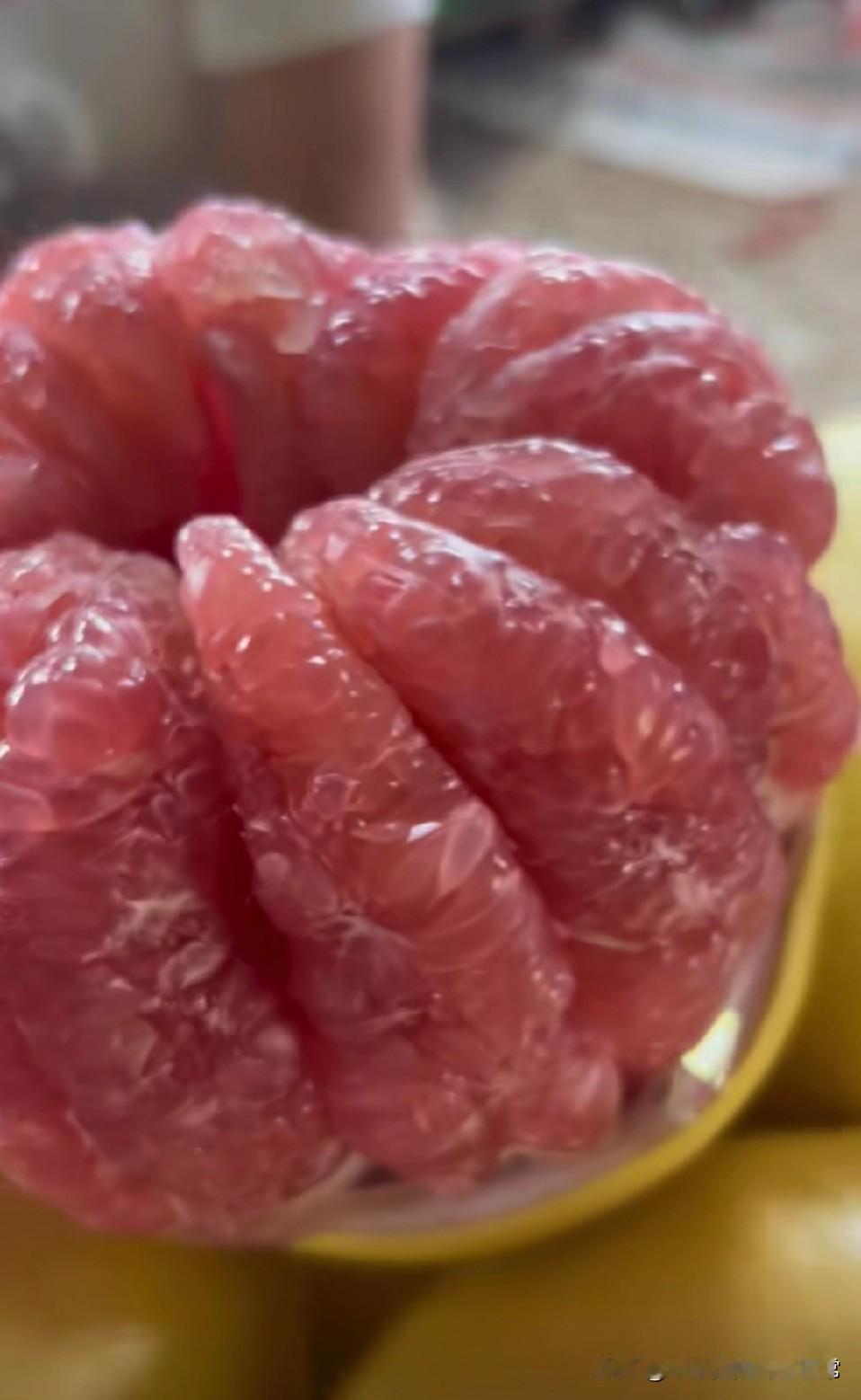为了这口柚子，我剥到怀疑人生！
 
为了把这颗红心柚子剥得像艺术品，我手指都快抽
