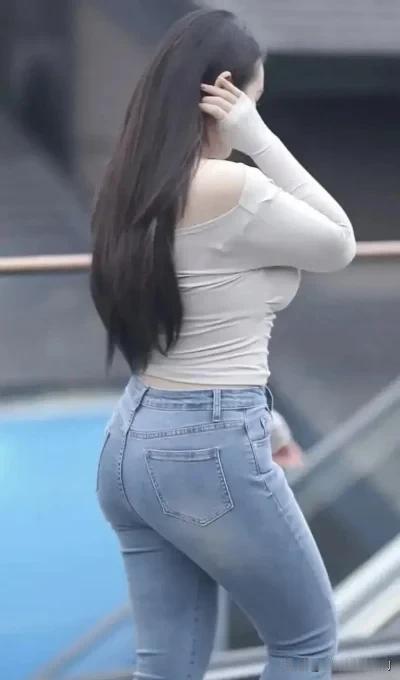 我老婆身材丰满皮肤白皙，哪哪都好，但是有两个缺点始终无法改变。
第一个是她脚难看
