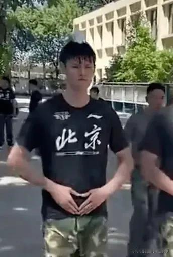 我们国内最有潜力摸到NBA门槛的球员，竟然在军训！
脑袋上顶个水杯，不知道的还以