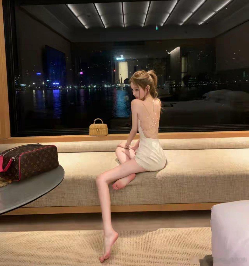 为啥王思聪老是喜欢这种骨瘦如柴的女生 