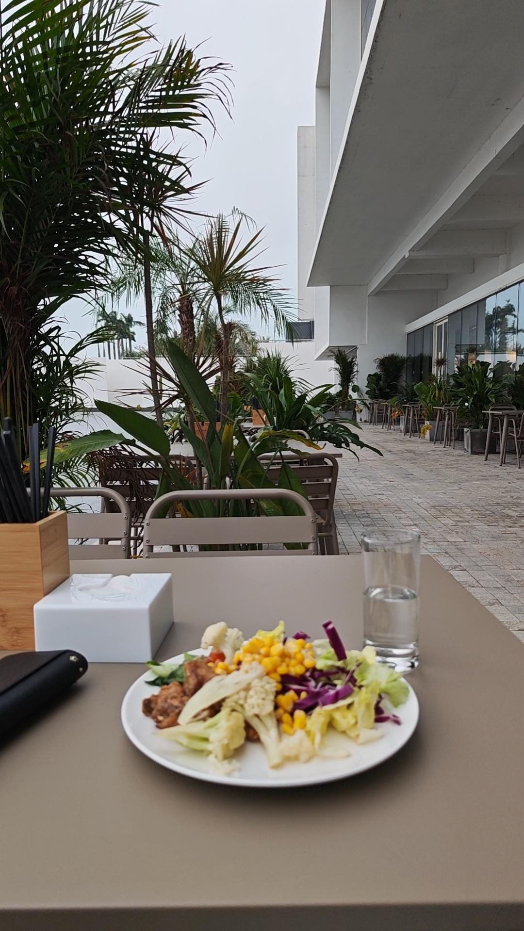 譬如我现在，马上60岁了，我认为最好的活法就是平淡，平安，平静，不心存执念，不委