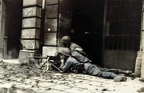 1944年10月21日，来自第1和第30步兵师的美国士兵从德国的控制下占领了亚琛...