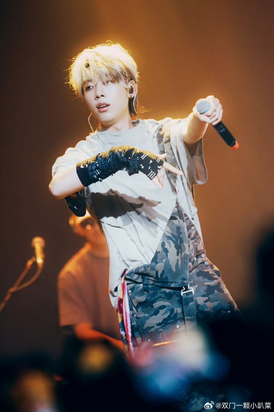 路人把中国boy认成杨迪 哈哈哈哈哈哈哈可能中国BOY太搞笑幽默了，感觉像杨迪吧