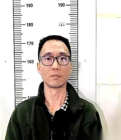 他叫陈恂敏，1995年广州番禺那起1500万运钞车大劫案，就是他带头干的。
一枪