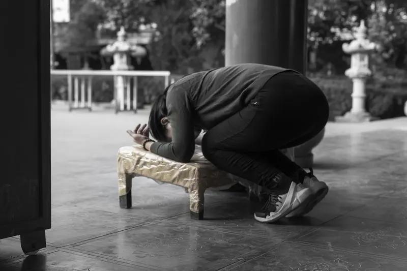 单位里有个快退休的女同事，很热衷于拜佛，她们圈里七八个人，每逢周末和假期，常约着