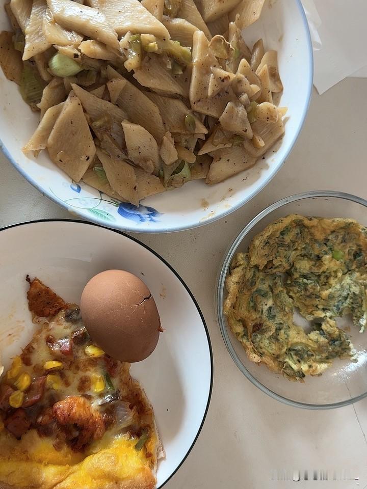 今日早餐，
剩饭剩菜，
唯一的亮点是鸡蛋炒野菜，
野菜叫少花米口袋，
是我在甘井