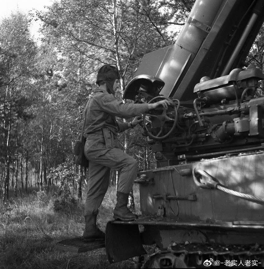 波兰人民军正在进行蛙3战术火箭发射训练，摄于60-70年代。这种无制导战术火箭依