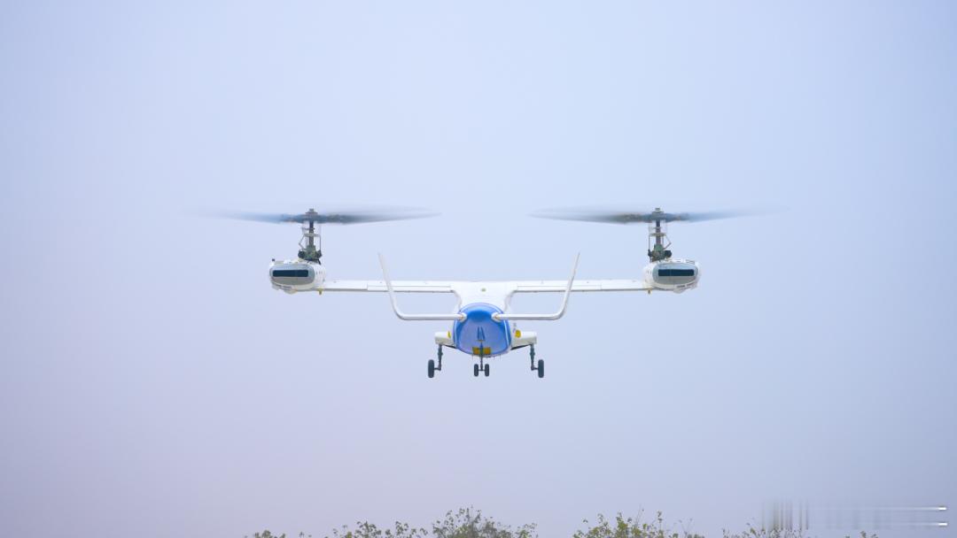 由联合飞机集团自主研制的全球首款6吨级倾转旋翼飞行器镧影R6000在四川圆满完成