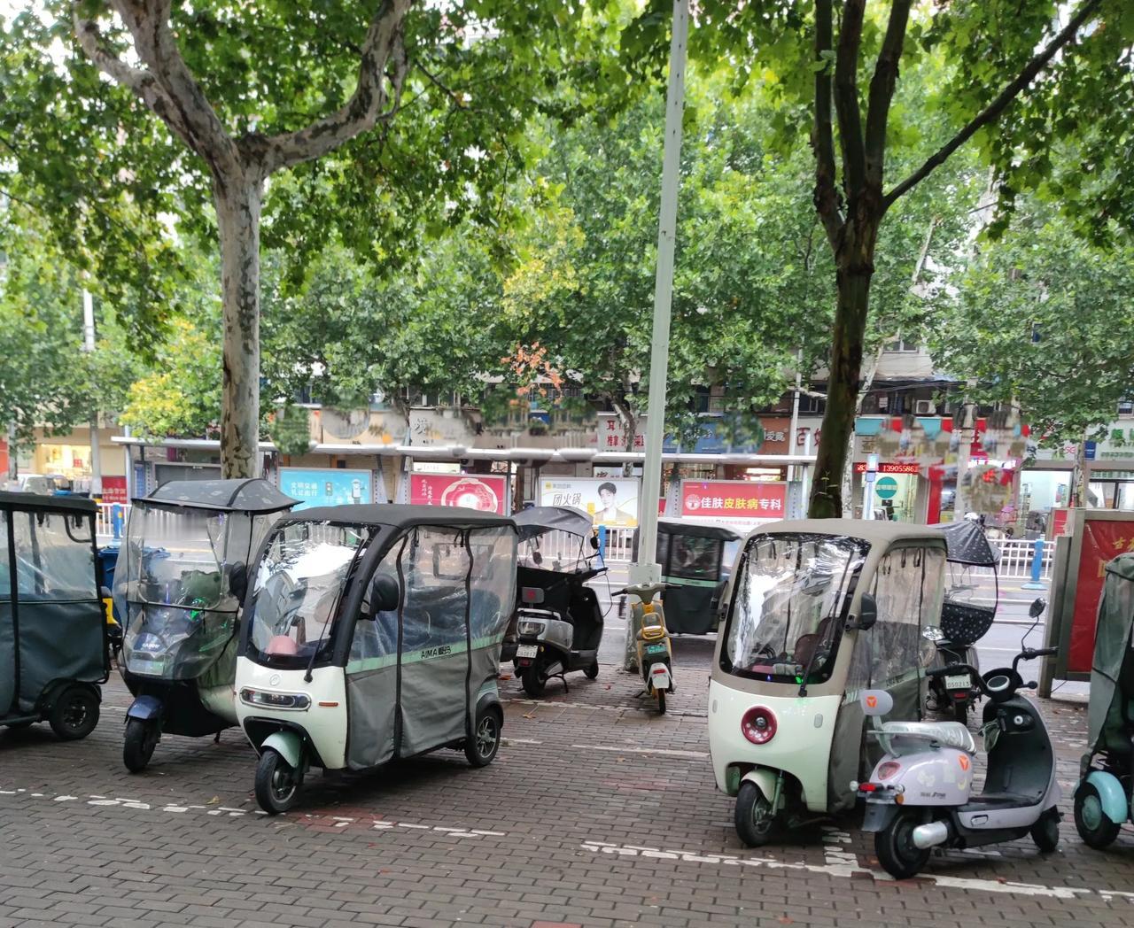 现在三轮车是不管控了吧

大街上到处都是，

电瓶车私加雨棚的也越来越多，

方