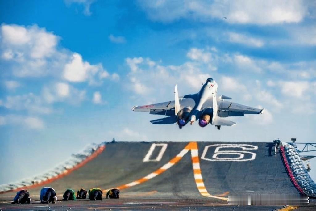 家门口的挑衅
我们半步不退！
美军10余架战机扑向黄海上空，刚逼近我方防空识别区