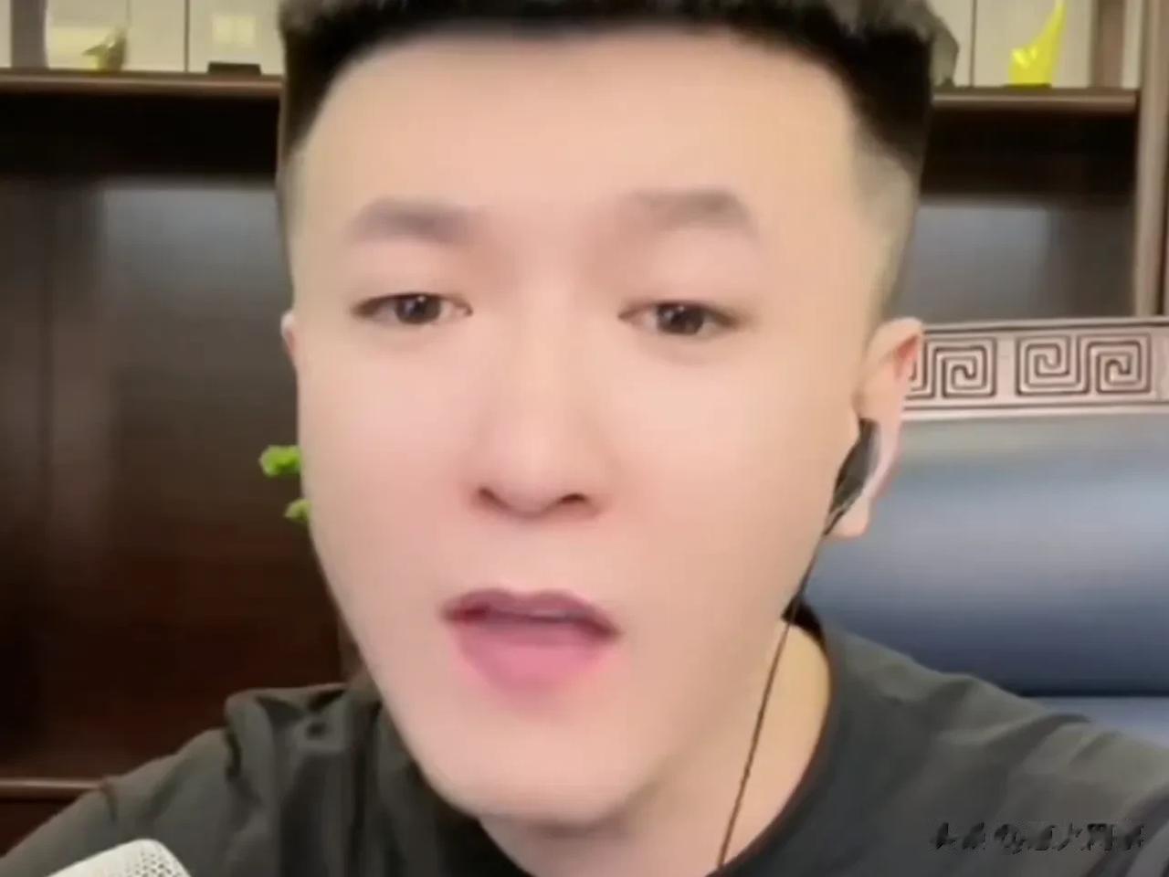 散打直言现在很多主播都变得很商业，说话很假。

散打哥开播直言我被限流了，今天限