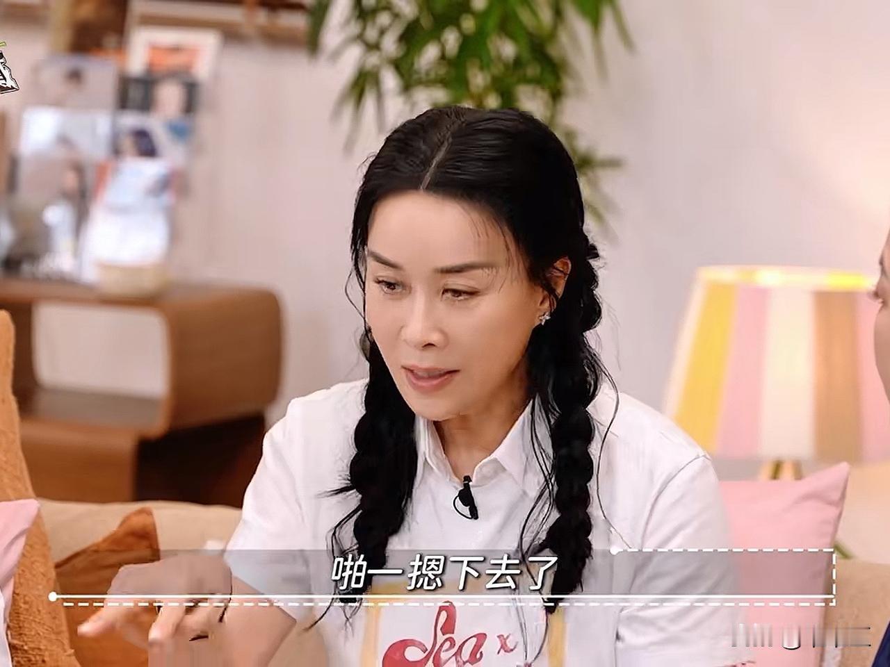 那英说：“以前录音，进去后你就开始从头唱，练到我现在开始没有喘气的声音。但现在还
