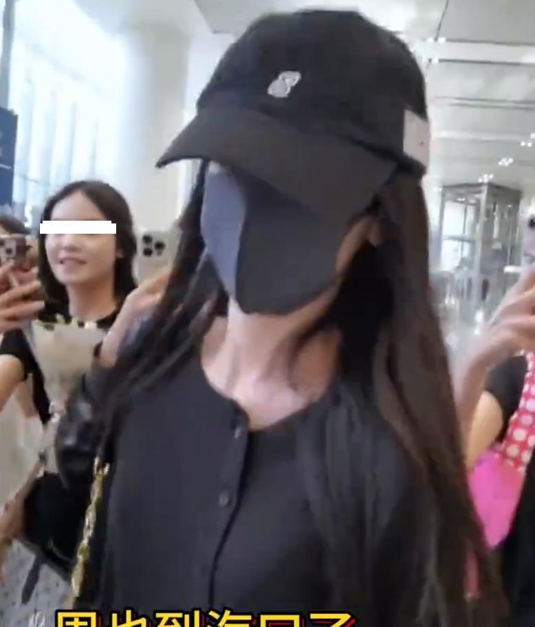 周也低调现身海口参加侃爷演唱会，戴鸭嘴帽和口罩难掩人气。在机场粉丝拍照环节，她主