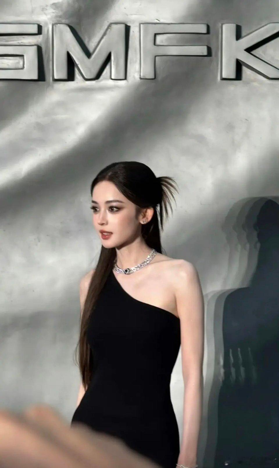 娜扎今天活动生图，smfk全球代言人太顶了，怎么会有状态一直这么顶的人啊 