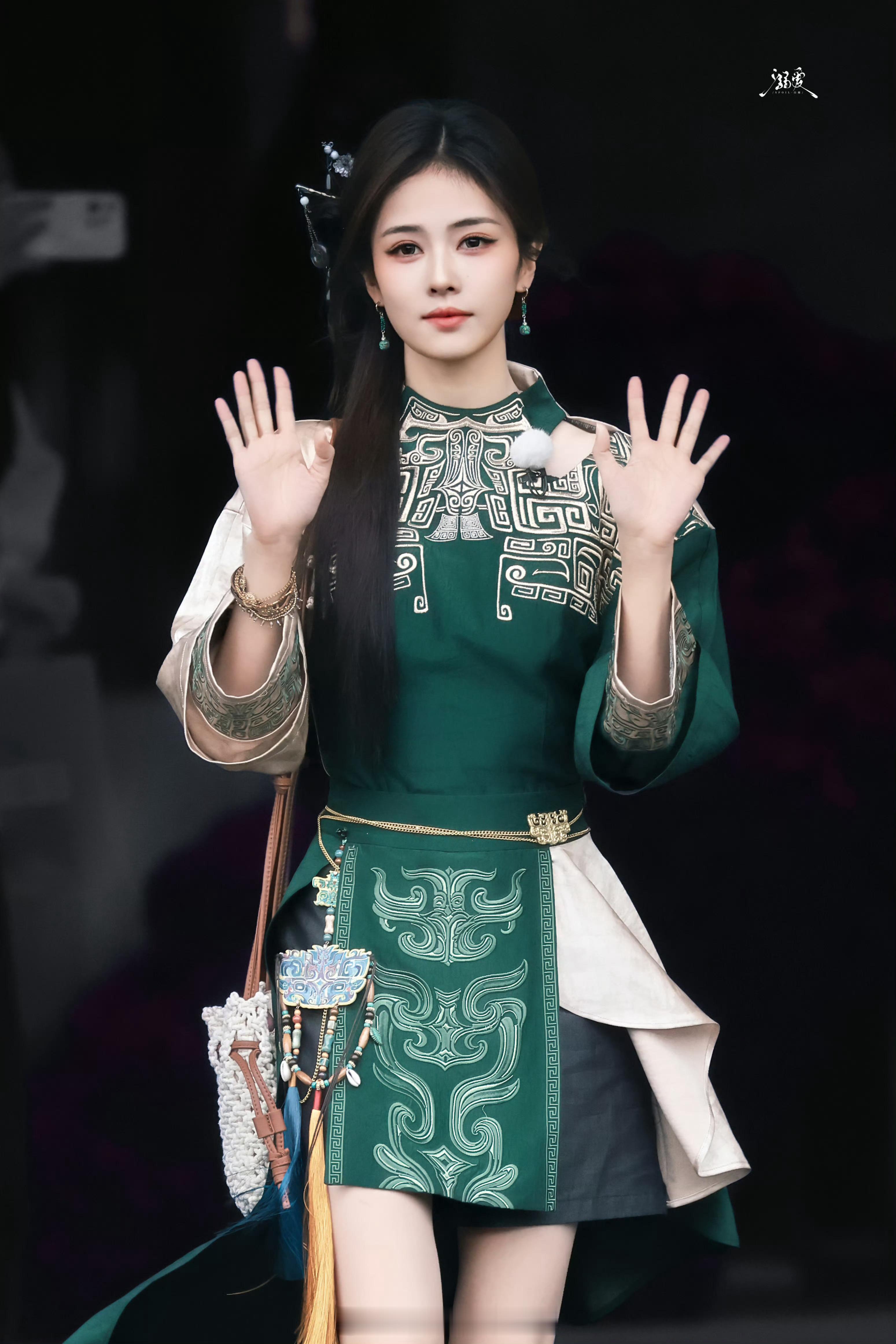 白鹿奔跑吧今日上班录制元气满满的菠萝，状态一如既往的好阳光明媚好漂亮，录制顺利白