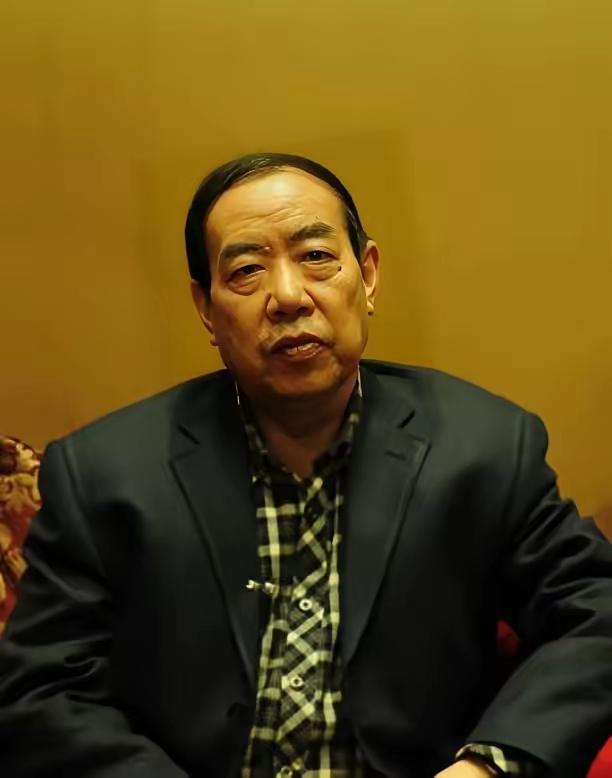 贾平凹两个女儿的人生选择，
形成了耐人深思的对比。
大女儿贾浅浅靠着父亲的影响力